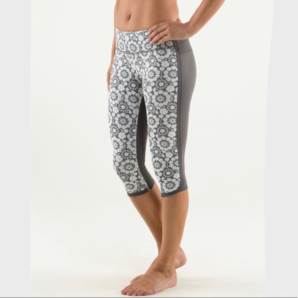 30 Lululemon Ignite Crop
Twiggy Printed Nimbus / gray